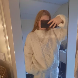 Vit stickad tröja - En väldigt varm och mysig kabelstickad vit tröja, som håller en varm hela vintern🩷 knappt använd och sticks inte🥰 Stl XL men sitter oversized på mig som är S🤗