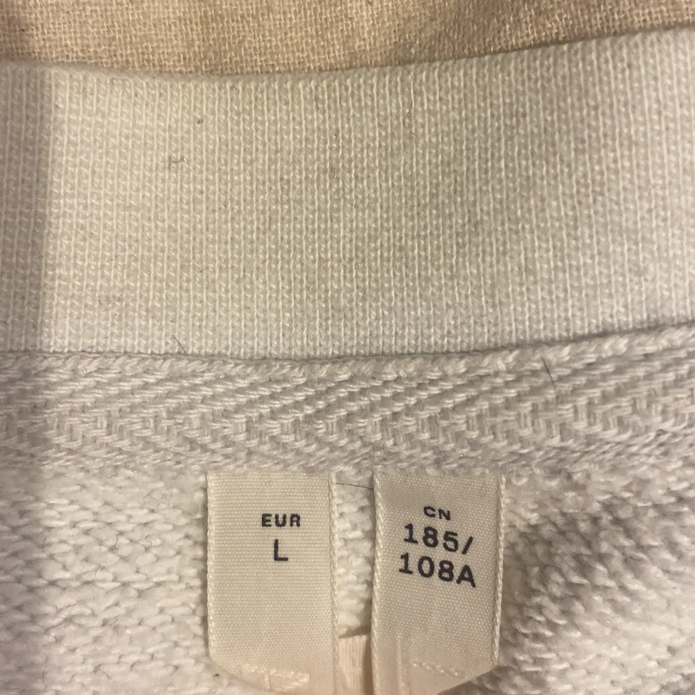Sparsamt använd tröja från arket, har för mig nypris ligger runt 700kr Färg är vit/ljusblå. Tröjor & Koftor.