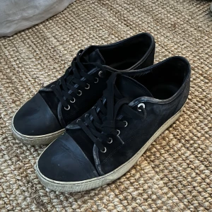 Lanvin sneakers - Säljer mina mörkblåa Lanvin sneakers i storlek 7, jag har storlek 43 och dom passar.