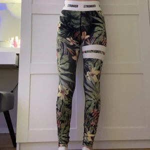träningsbyxor - Säljer mina jättesköna stronger träningsbyxor med djungel mönster🩷