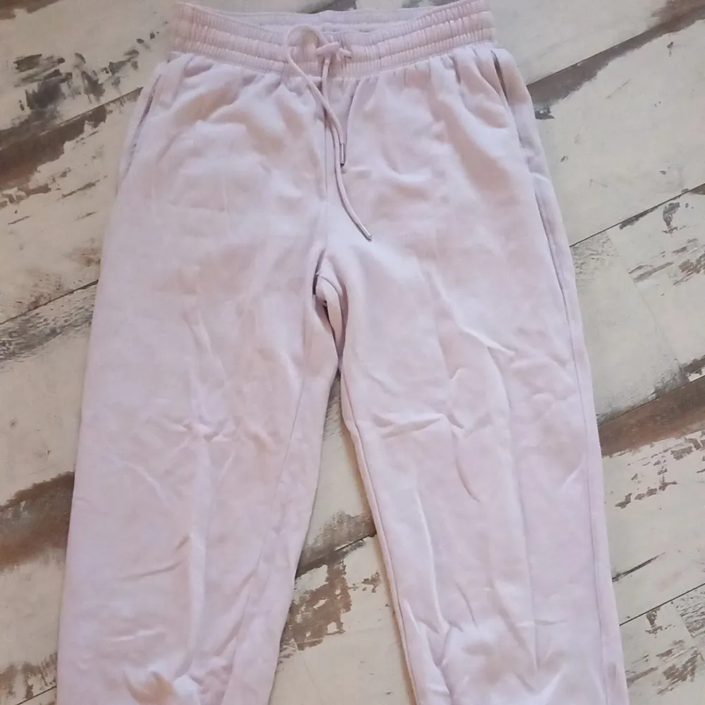Mjukisbyxor i väldigt ljuslila ser nästa ut som om dom är rosa. Fick dom gratis så säljes för 50kr. Skriv . Jeans & Byxor.