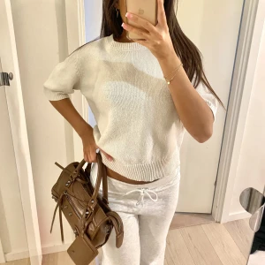 Stickad t shirt  - Jätte fin beige/vit stickad r shirt ❤️