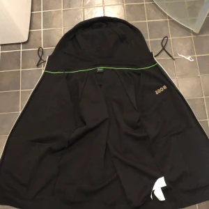 Hugo boss Zip hoodie  - Splitterny helt oanvänd var för stor därmed vill jag få sålt på den snabbt Storlek:M  Skick 10/10 Nypris:1150