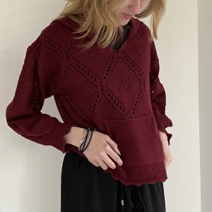 Stickad hoodie - Fin stickad vinröd hoodie i bra skick. 