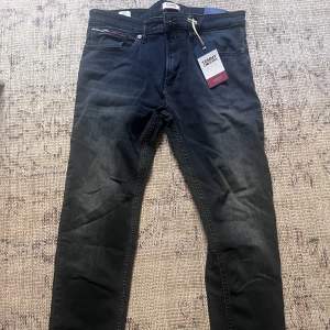 Storlek 31/34 Nya oanvända jeans Typ: slim tapered jeans Nypris: 1200kr  Kan mötas upp i Stockholmsområdet.