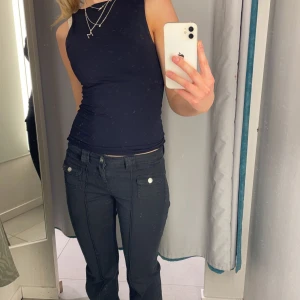 Hm jeans - as coola jeans me ”fickor” där fram, från hm! I så fint skick!!🙏🏽mina bilder och jag är 170cm 