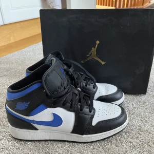 Air Jordan 1 Mid  - Säljer mina Jordans i färgen ”White Black Royal”. Dem är sparsamt användna och fås med i original lådan🩷
