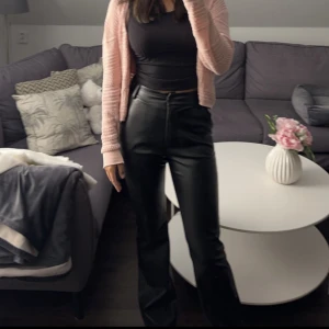 Skinnbyxor  - Säljer mina super snygga skinnbyxor. Använd max 3 gånger men ser ut som nya! Storlek S. Köparen står för frakten! 💕