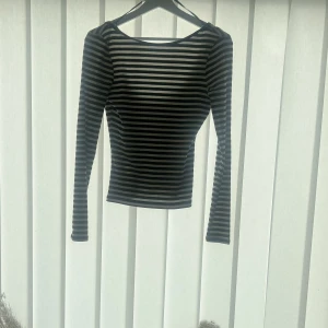 Topp!❤️‍🔥🫶🏼 - Topp från Ginatricot med öppenrygg. Jätte fin till nästan allt. 🤍🙌🏼