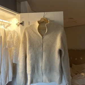Stickad tröja  - Säljer denna stickade zip up tröjan, super mysig och perfekt till vintern💕 nypris låg runt 800kr och är i bra skick!