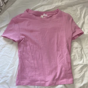 Rosa cropped t shirt  - Superfin t shirt köpt i somras. Aldrig använd, endast testad💗