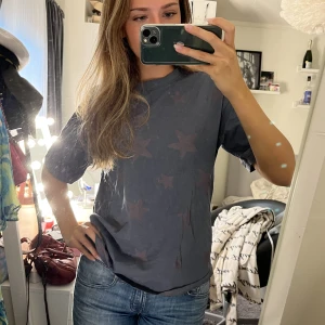 Tshirt  - As najs tshirt med stjärnor! Barnstorlek men passar xs-s 🙌🏽