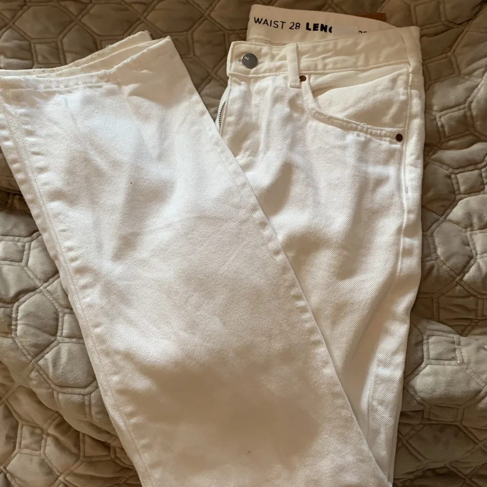 Vita lågmidjade jeans ifrån bikbok!🤍  Aldrig använda då det inte riktigt är min stil! Hellånga på mig som är 166cm lång🤍✨. Jeans & Byxor.