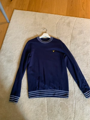 Lyle scott tröja - Super skönt Lyle scott tröja/sweatshirt Ny skick använd fåtal gånger. Storleken S passar cirka 180cm. Nypris 849kr