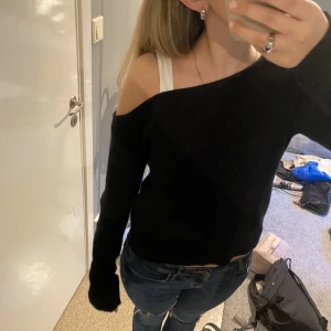 Tröja utan ena axeln  - Så snygg tröja ! 