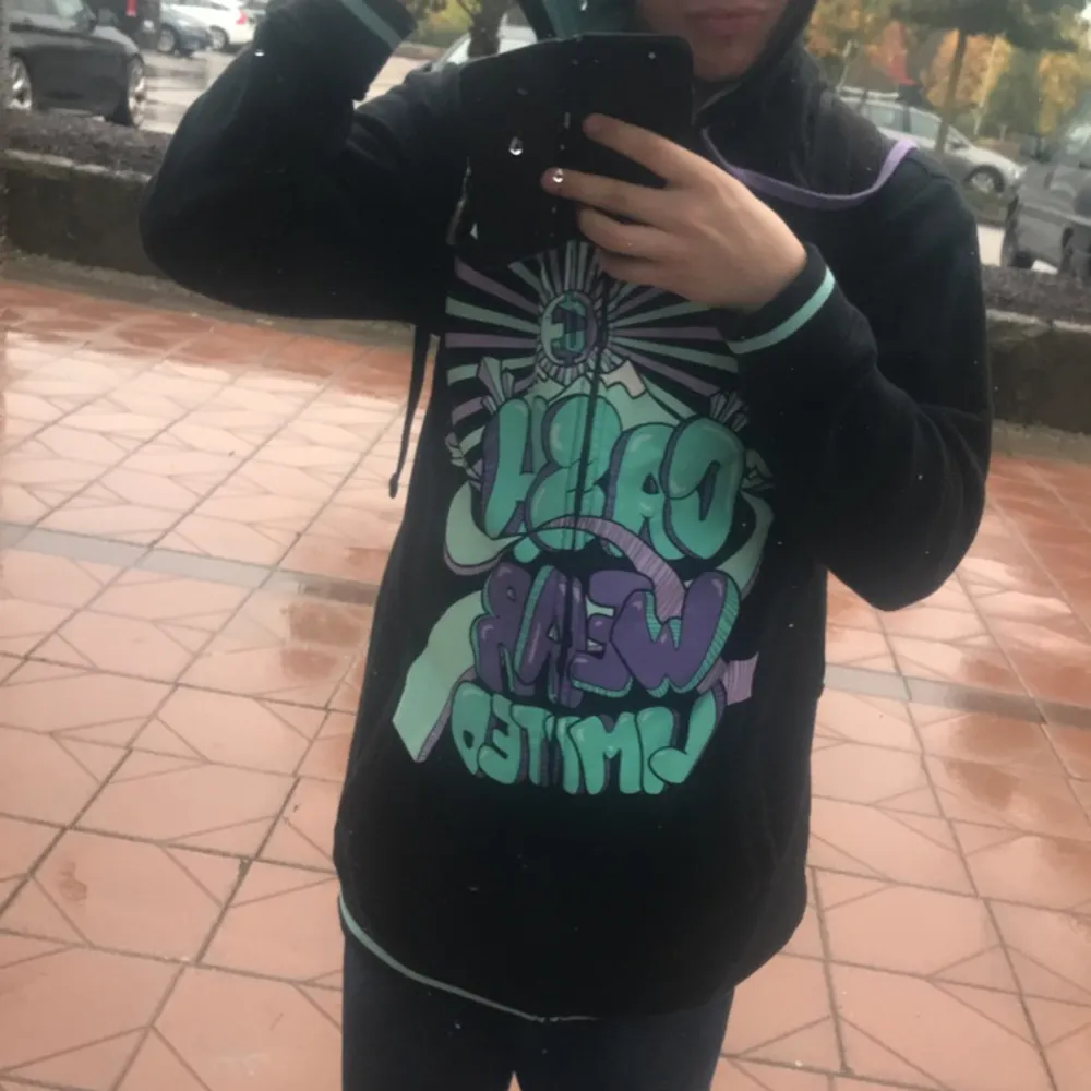 Baggy hoodie i storlek XXL. Är i bra skick men ett snörre är lite slitet. Skriv gärna innan ni köper . Hoodies.