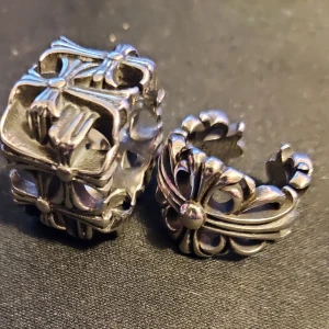 coola ringar - för småa för mig de storlek 7 tror jag.   150 för en 220 för båda