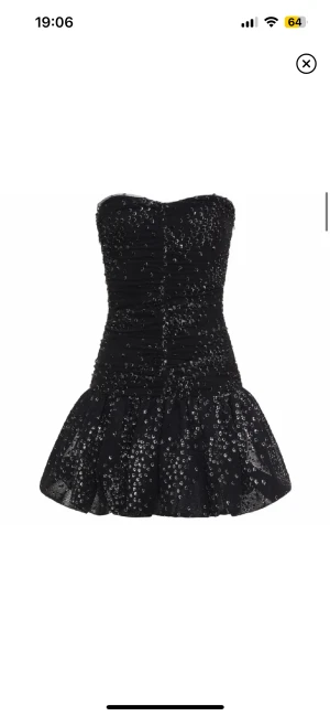 Maje klänning  - Tänkte sälja denna superfina Maje klänning då den tyvärr inte kommer till användning. Klänningen är köpt för 250€ och är använd 1 gång buda från 1500 💞💞 det är en 40 fransk storlek men passar 38 och kanske t.o.m. 36 