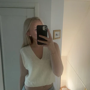 vit stickad väst! - Superfin väst från h&m, passar jättebra med en svart skjorta eller bara som den är😍❤️