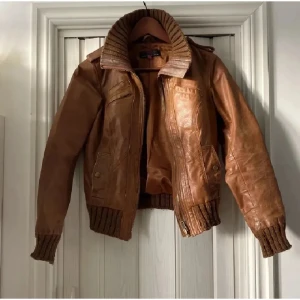 Skinnjacka - Säljer denna supersnygga jackan då den inte kommer till användningen Bara att fråga om du har några funderingar💕