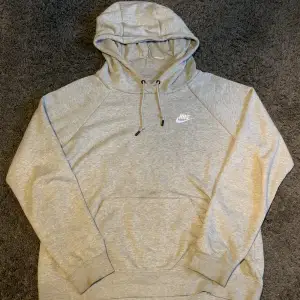 Grå Nike hoodie köpt på stadium för typ ett år sen, säljer för ja aldrig använder den. Pris kan diskuteras 