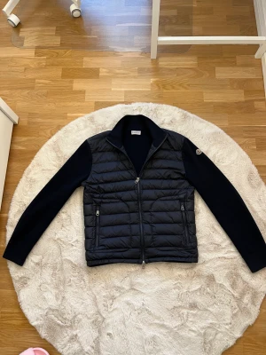 Moncler cardigan  - Moncler cardigan | storlek: M | 2022 modell | färg: navy | skick 8,5/10 en liten flaw men verkligheten inget märkvärdigt ( fixad-flaw)  | pris 4700:- | vid frågor eller funderingar så höra av er. Mvh Heatsoles! 