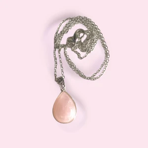 halsband rosenkvarts 🌸 - Säljer detta vackra halsband med rosenkvarts! 😍 🙌 finns två halsband kvar! pris 79kr styck, 15kr frakt vid köp genom swish privat, annars plicks fraktalternativ 💛 Samfraktar gärna om ni vill köpa från flera olika annonser! 🥰