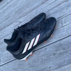 Fotbollsskor - Hej! Säler mina adidas copa pure.1. De är använda, men skicket skulle jag ändå säga är hyffsat men de avgör du själv!