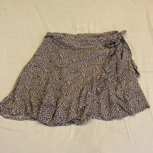 Jättefin kjol  - Säljer denna superfina kjolen från bikbok, endast använd 2 gånger. Nypriset var 300kr!