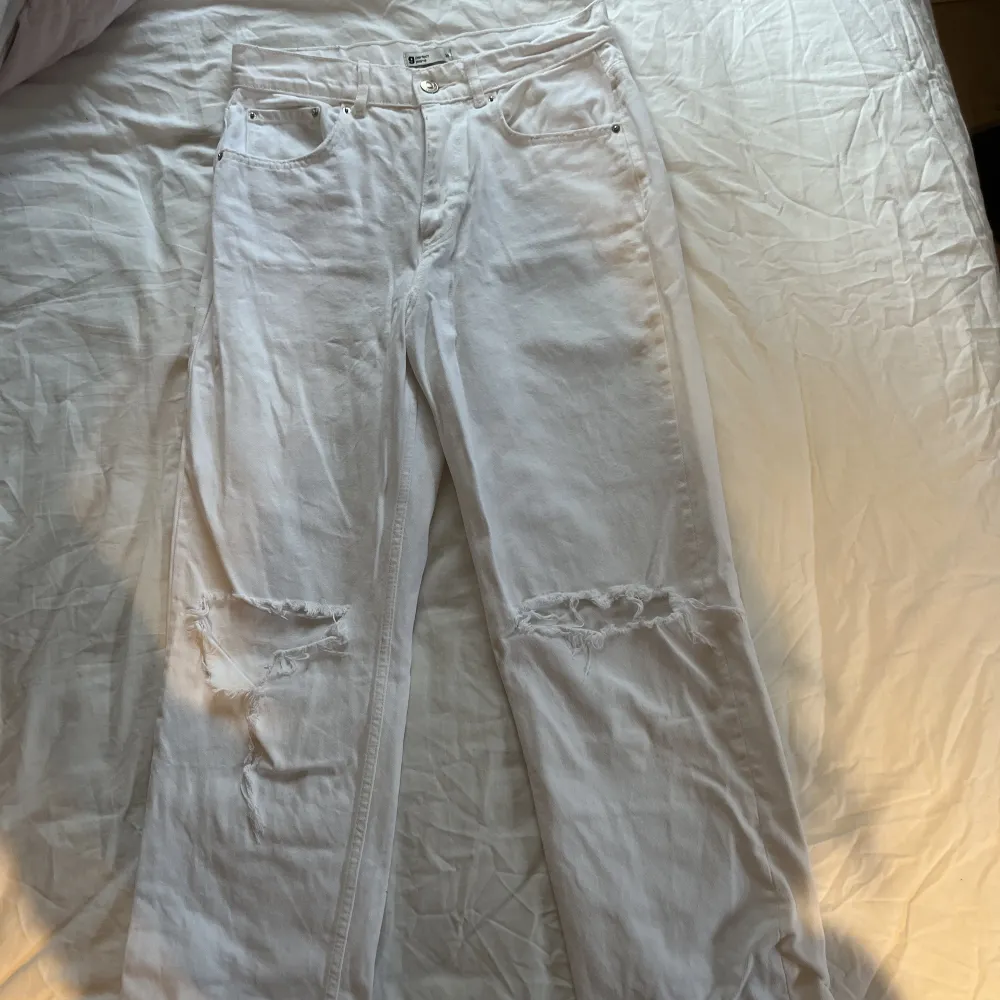 Vita jeans med hål vid knäna från Gina tricot, i bra skick. Priset kan diskuteras!. Jeans & Byxor.