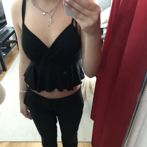 Svart linne - Svart linne, inte använd mycket. Säljer då den inte kommer till användning💗