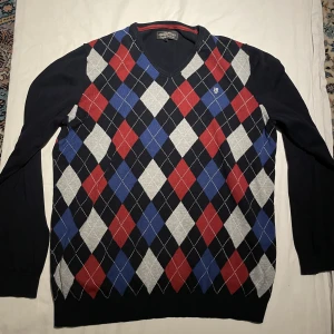 h&m tröja  - rutig v-neck tröja från h&m. storlek xl men fungerar även på l. skriv vid intresse!! 