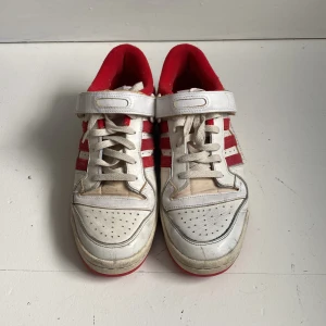 Adidas forum 84 low Candy Cane - Ett par adidas forum i storlek 42,5 med moccadetaljer. De är använda ett fåtal gånger men har blivit ganska smutsiga. Det är små repor längst fram på skorna som jag inte får bort. Annars bra skick. Kartongen finns inte kavar men kan ta en annan. 