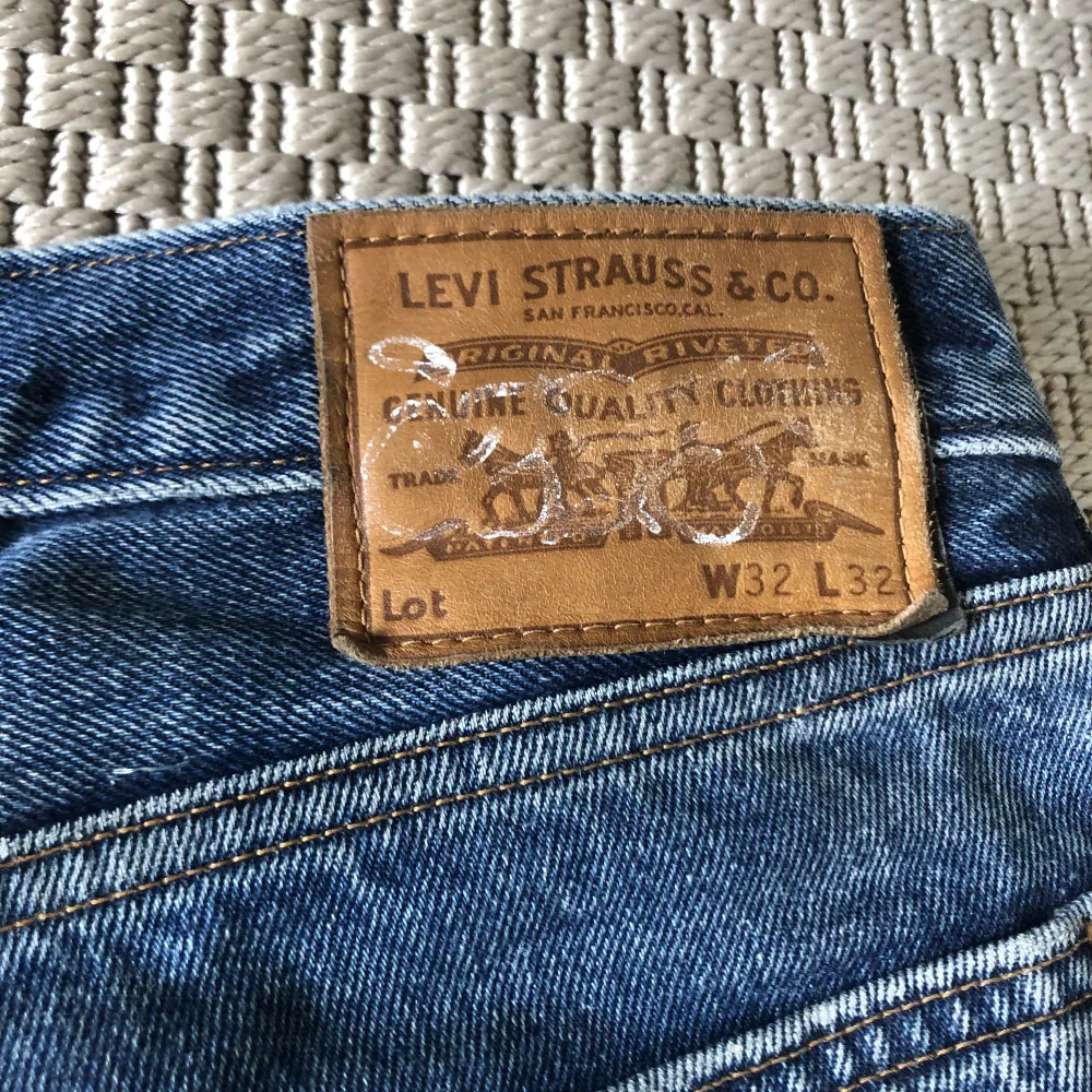 Vintage Levis jeans med eget tryck på fickorna. Storlek 32/32. Bra skick med lite slitage nere vid benöppningen . Jeans & Byxor.