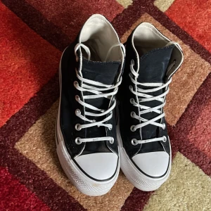 Ett par höga converse  - Ett par höga converse den nya modellen. De är så bekväma och snygga. Passar alla outfit och är i väldigt bra skick, som ni ser på bilder 🥰passar så bra nu till höst🙂skriv gärna om ni vill diskutera priset eller har frågor 🙂 Nytt pris 970kr