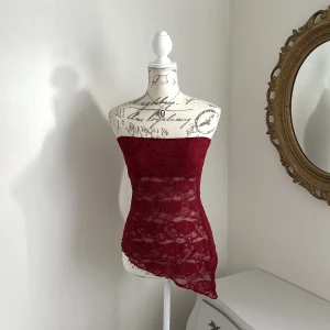 Vinröd spetstopp - Fin vinröd spetstopp som passar storlek xs-s 🍷