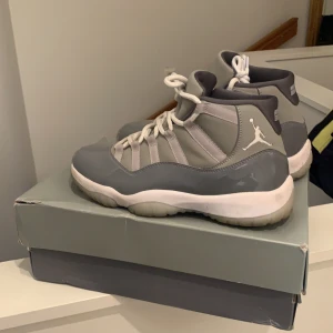 Jordan 11 coolgray - Nästan oanvända och jätte sköna men är inte min stil längre. Storlek 43 och box ingår. Nypris 4500