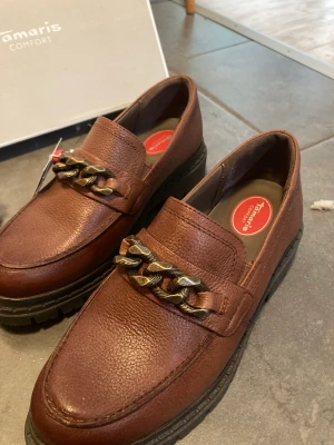 Tamaris Skor - Helt nya Tamaris skor Kvitto, box finns Storlek 41 Skick: 10/10 