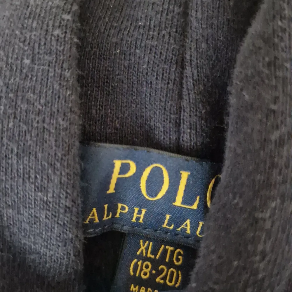 Tja säljer nu min polo hoodie för jag inte använder den 10/10 skick inga hål eller fläckar. Hör av er vid frågår eller bilder. Pris kan diskuteras. Hoodies.