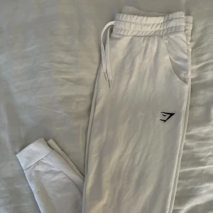 Gymshark mjukis  - Vita mjukis (tunna) från Gymshark. Passar M/S. i gott skick, supermjuka med fickor på varsin sida. 