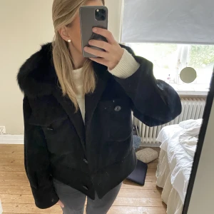 Meotine jacka - Säljer nu min fina Meotine Charlie jacket, köpte den förra vintern. Har inga större defekter förutom att knappen på vänster ficka är lite ”slapp” men inget man tänker på! Vid fler frågor eller bilder är det bara att höra av sig🙏🏼 Nypris 3 500kr