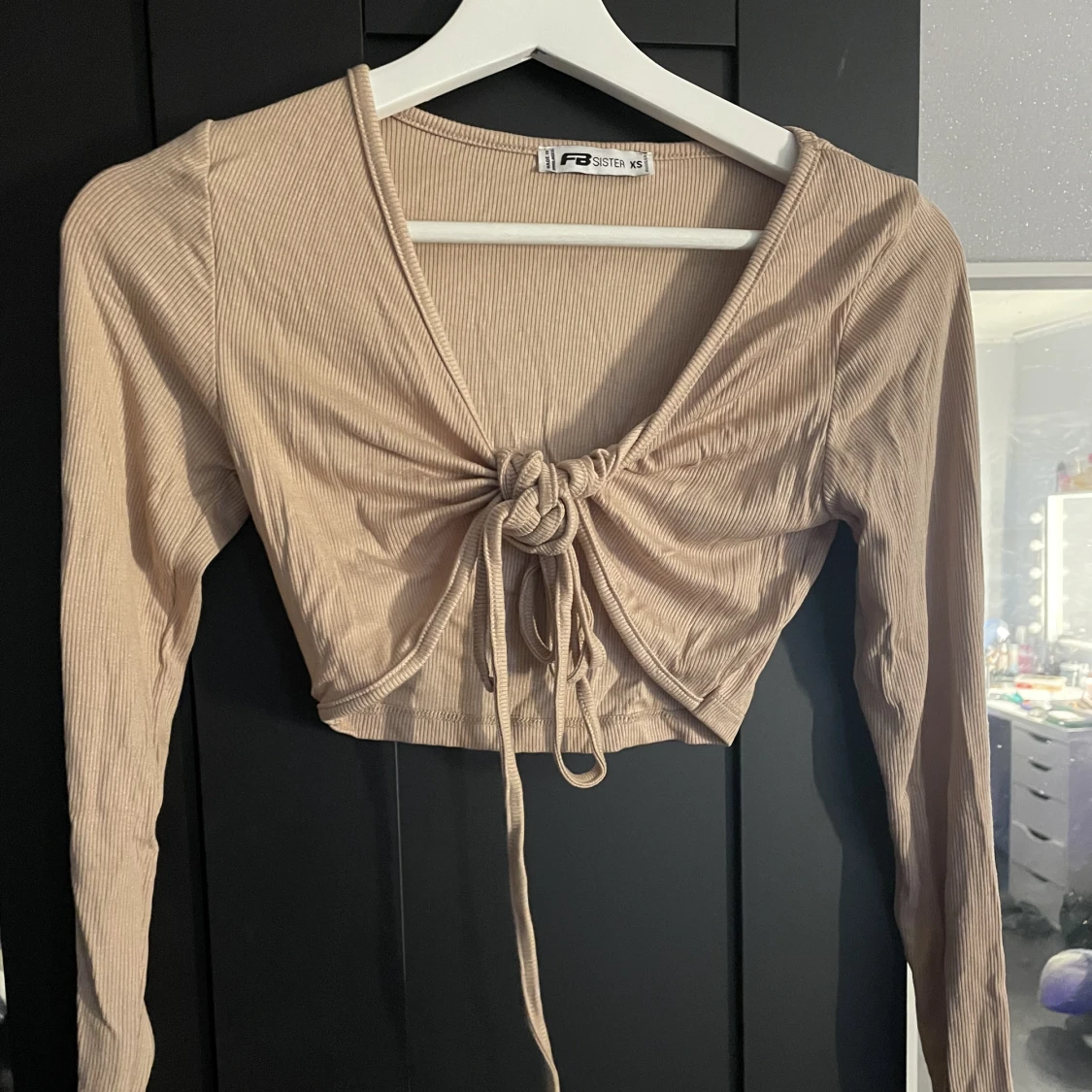 Fin topp man knyter fram