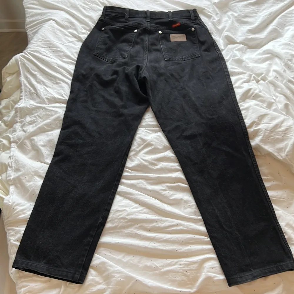 Ett par baggy wrangler jeans. Köpte från en mystery box för ca 3 år sedan. Cond 9/10. Passar personer som är runt 180 långa.. Jeans & Byxor.
