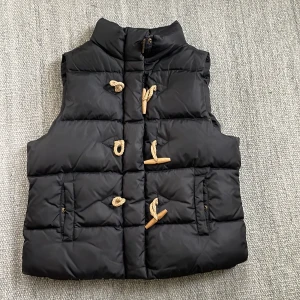 Vintage dunväst  - Dunväst från Ralph lauren i fint skick! Sitter bäst på S! Sjukt snygga detaljer 