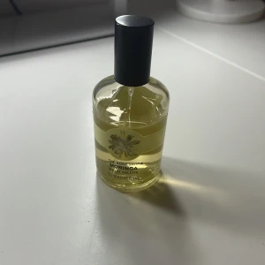 Moringa parfym💛🌼 - En parfym från the body shop i moringa doft. Mer än hälften kvar i förpackningen och allt funkar med den💛