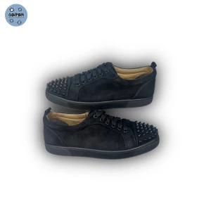 Louboutin skor - Louboutin skor | - mycket fina skor med inga skador på - storlek UK 8 som passar 40,5 - nypris runt 8000kr - vårtpris endast 3699kr - box eller kvitto finns tyvärr inte men dem är legit checkade - hör av dig om du har några frågor!