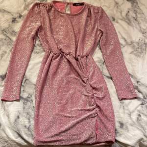Rosa glittrig klänning från bikbok😍  Bara använd en gång! Finns inte längre online, nypris 499kr. Storlek XS men passar även S. Inga defekter eller liknade. Pris är diskuterbart. Köpare betalar frakten, mötts inte upp❤️