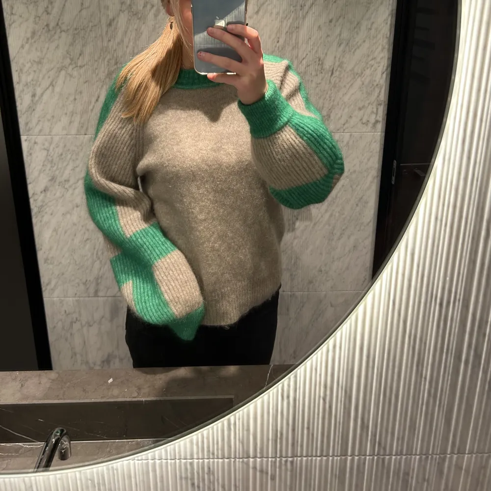 Super snygg o mysig stickad second Female tröja!! Tröjan är grön och beige i storlek L men passar mig perfekt som har S/M, mohair och ull blandning🫶🏻. Stickat.