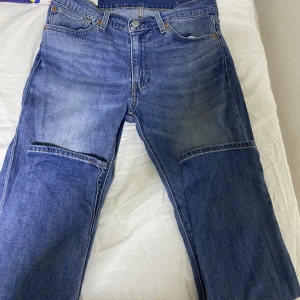 Blåa Levis jeans  - Snygga blåa Levis jeans, använda ett par gånger mer ser ut som helt nya. Sköna och fint material. Skick 9/10.