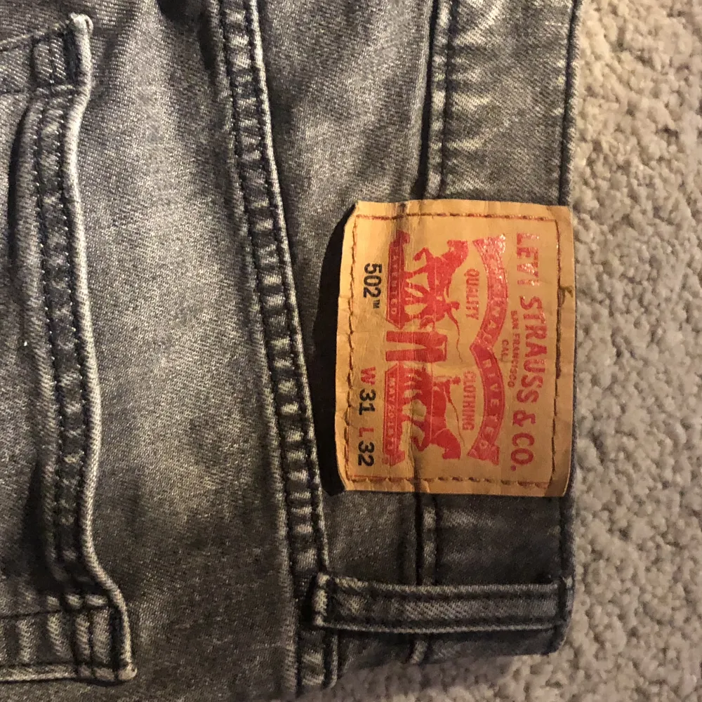 Säljer mina riktigt snygga Levis jeans till ett riktigt bra pris eftersom de inte kommer till användning längre😉. Jeans & Byxor.